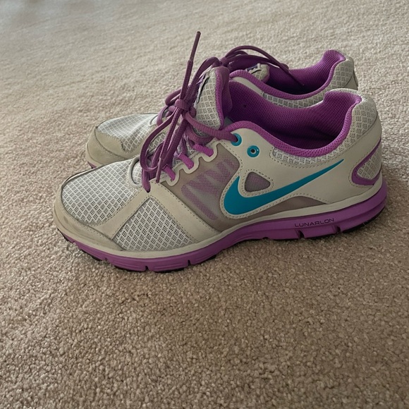 Nike gym shoes - Picture 1 of 5